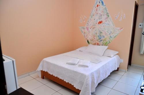 阿尔特杜尚Pousada Cabocla的一间卧室,配有一张床,上面有圣诞树