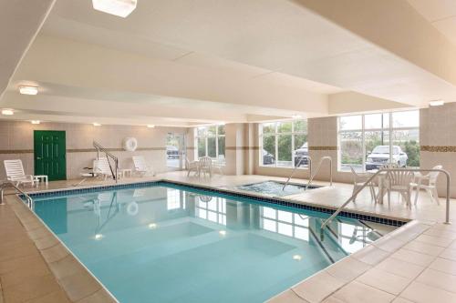 哈里斯堡Country Inn & Suites by Radisson, Harrisburg - Hershey West, PA的一座配有桌椅的酒店游泳池