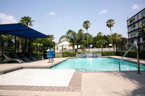 麦卡伦Radisson Hotel McAllen Airport的一座带喷泉的游泳池