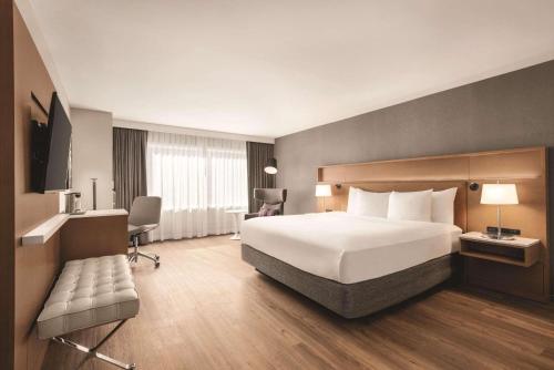 绿湾Oneida Hotel的酒店客房设有一张大床和一张书桌。