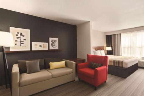 罗杰斯南本顿维尔套房江山宾馆的酒店客房设有一张沙发和一张床