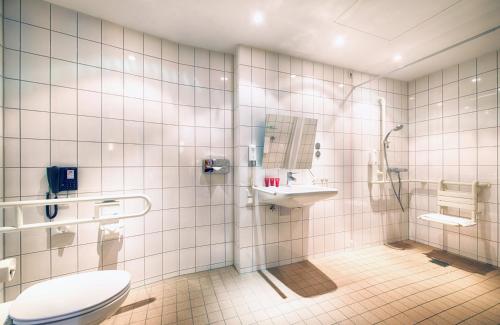 德累斯顿德累斯顿老城莱昂纳多酒店的浴室配有卫生间、淋浴和盥洗盆。