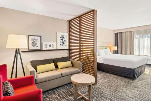弗拉格斯塔夫Country Inn & Suites by Radisson, Flagstaff Downtown, AZ的酒店客房,配有床和沙发