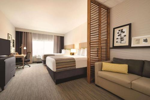 佩吉亚利桑那州佩吉丽怡酒店的酒店客房,配有床和沙发