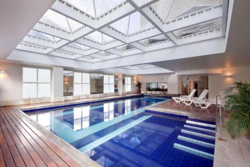 巴鲁埃里阿尔法城丽笙酒店的一个带天窗的大型游泳池
