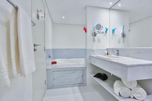 坎皮纳斯Radisson RED Campinas的白色的浴室设有水槽和淋浴。