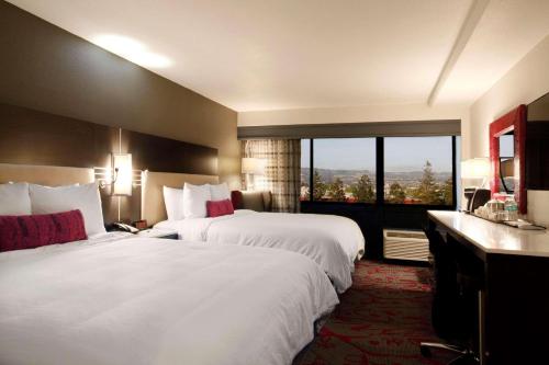 奥克兰奥克兰机场丽筠酒店的酒店客房设有两张床和大窗户。