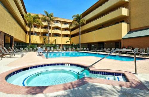 圣玛丽亚圣玛丽亚雷迪森酒店的一座与一个人同住的酒店的大型游泳池