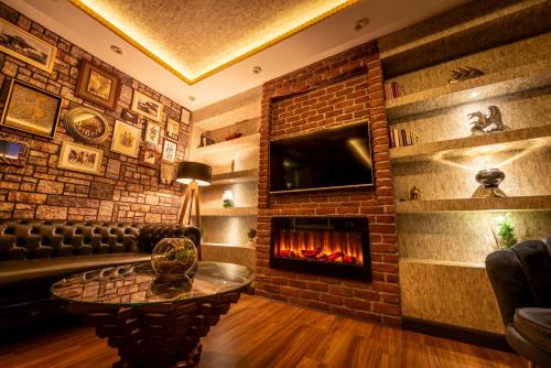 伊斯坦布尔金色之梦酒店的客厅设有砖墙和壁炉