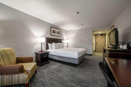 安大略安大略卡尔森乡村套房酒店的酒店客房,配有床和电视
