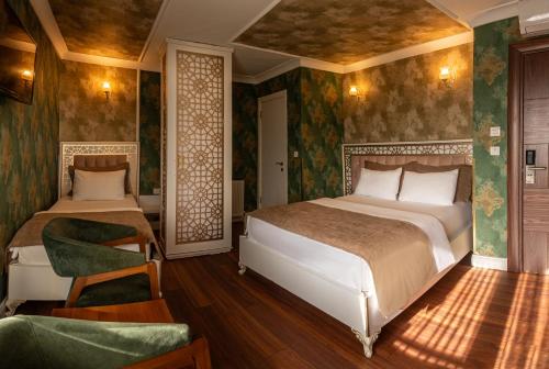 伊斯坦布尔金色之梦酒店的一间卧室配有两张床和椅子