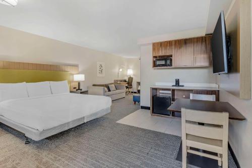 瓦列霍瓦列霍/纳帕谷地区华美达酒店的一间卧室设有一张床和一间客厅。