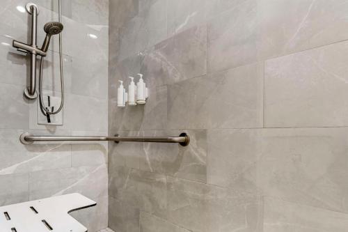 瓦列霍瓦列霍/纳帕谷地区华美达酒店的带淋浴的浴室和毛巾架
