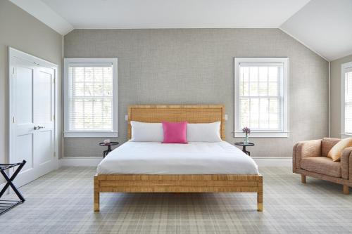 KentThe Kent Collection的一间卧室配有一张带粉红色枕头和椅子的床