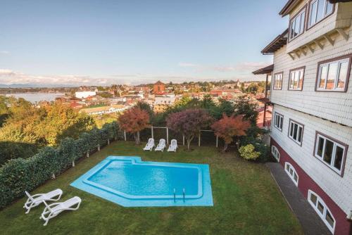 巴拉斯港巴拉斯港丽筠酒店的后院的空中景观,设有游泳池