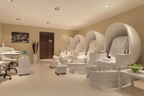 卡尔加里丽笙酒店及会议中心卡尔加里机场东的浴室设有一束水槽和厕所