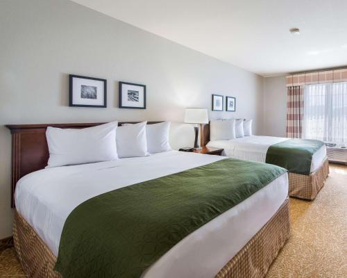格里利格里利江山旅馆&套房酒店的酒店客房设有两张床和窗户。