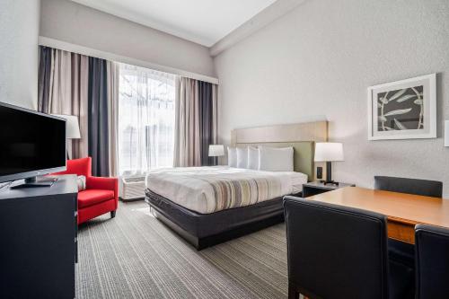 卡纳维拉尔角卡尔森卡纳维拉尔港江山旅馆的配有一张床和一张书桌的酒店客房