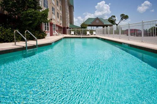 夏洛特港夏洛特港江山旅馆 的大楼前的大型蓝色游泳池