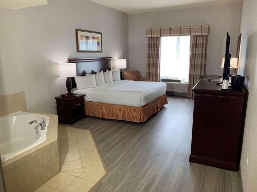 杰克逊维尔布卢明顿诺莫尔卡尔森江山旅馆套房的酒店客房配有一张床和浴缸。