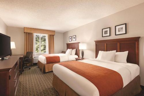 罗维莎劳伦斯维尔江山旅馆的酒店客房设有两张床和一台平面电视。