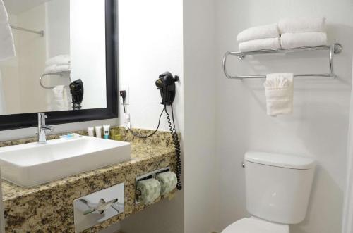 比福德布福德乔治亚购物中心乡村套房酒店的一间带水槽、卫生间和镜子的浴室