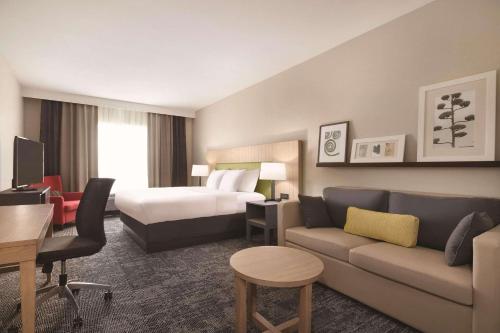 梅肯Country Inn & Suites by Radisson, Macon West, GA的酒店客房,配有床和沙发