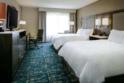 克拉尔维尔珊瑚村丽筠酒店及会议中心 - 爱荷华市的酒店客房设有两张床和一台平面电视。