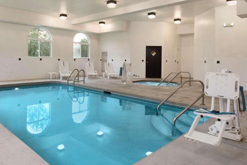 锡达拉皮兹乡村酒店及套房卡尔森 - 锡达拉皮兹机场的设有一个大型游泳池,