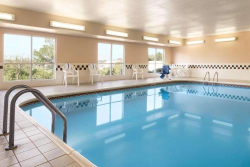 达文波特乡村酒店及套房由卡尔森 - 达文波特管理的游泳池,位于酒店带游泳池的客房