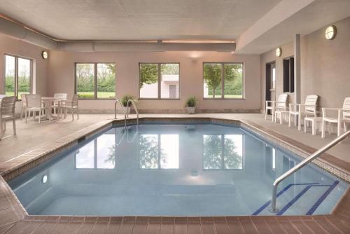 斯普林菲尔德梅萨卡尔森江山旅馆 的一座带桌椅的别墅内的游泳池