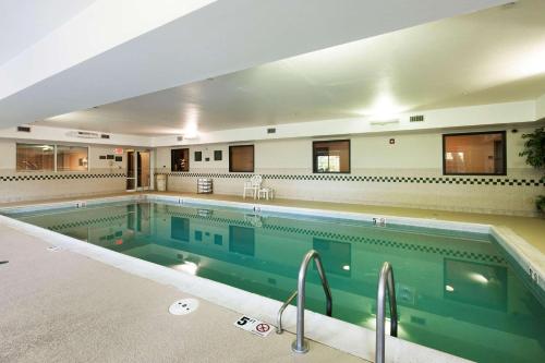 廷利公园卡尔森列克星敦公园乡村宾馆加套房的大楼内的大型游泳池
