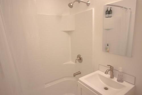 洛杉矶Ocean Way One Bedroom的白色的浴室设有水槽和淋浴。