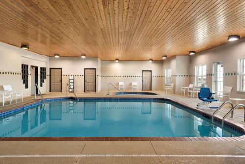 堪萨斯城乡村旅馆&西村堪萨斯市套房的一座拥有木制天花板的酒店游泳池