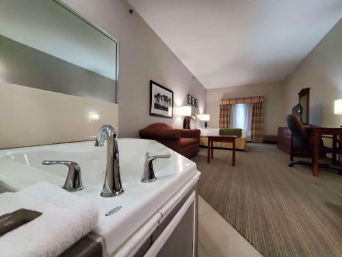 帕迪尤卡帕迪尤卡江山旅馆的一间带水槽的浴室和一间客厅