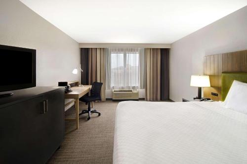 希布伦辛辛那提机场江山套房旅馆的酒店客房配有一张床和一张带电脑的书桌