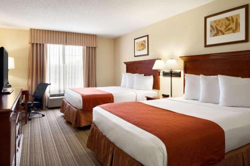 怀特马什巴尔的摩江山套房旅馆的酒店客房设有两张床和电视。