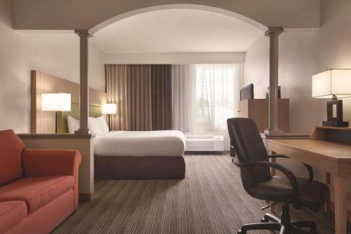 伊根卡尔森江山旅馆及套房 - 伊根的配有一张床和一张书桌的酒店客房