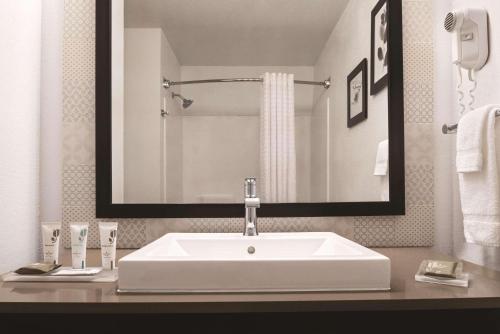 Cottage Grove卡尔森江山酒店 - 可特吉格洛夫的浴室设有白色水槽和镜子