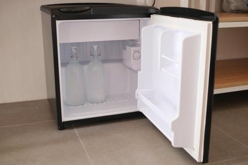 san juan la unionAginana Villas的配有2瓶牛奶的开放式冰箱