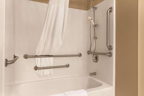 艾伯特利卡尔森艾伯特利江山旅馆的带浴缸和2条毛巾的浴室