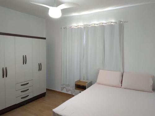 伊列乌斯Apartamento 3/4, 1 suíte Vog Atlântico的卧室配有白色的床和白色梳妆台