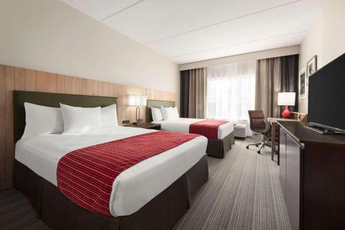 德卢斯德卢斯北江山酒店的酒店客房配有两张床和一张书桌