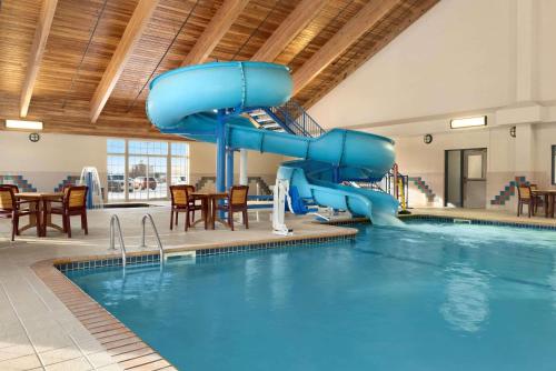 德卢斯德卢斯北江山酒店的一个带水滑梯的游泳池
