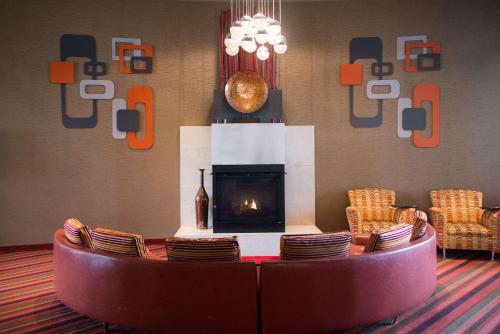 德卢斯德卢斯港景丽笙酒店的带沙发和壁炉的客厅