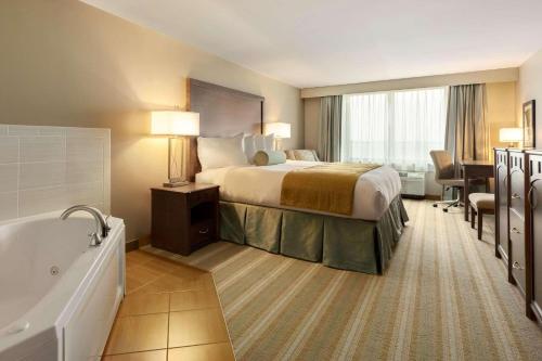 伯米吉卡尔森伯米吉江山旅馆的酒店客房配有一张床和浴缸。