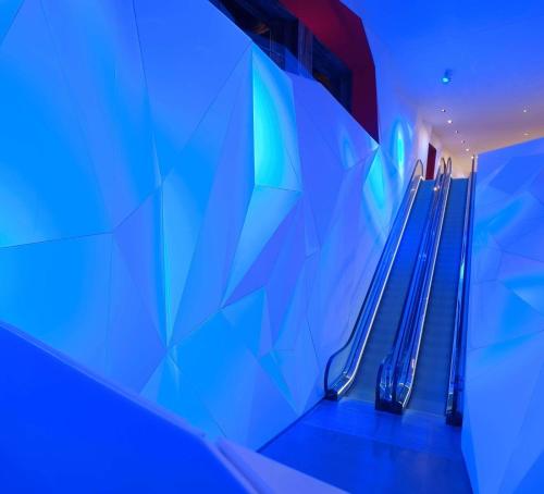 布卢明顿美国商场丽笙酒店的一群自动扶梯,在一间蓝色的房间里