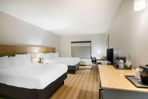 哥伦比亚哥伦比亚江山旅馆的酒店客房配有两张床和一张书桌