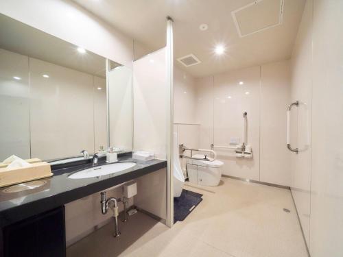 甲贺水口世纪酒店的一间带水槽和卫生间的浴室