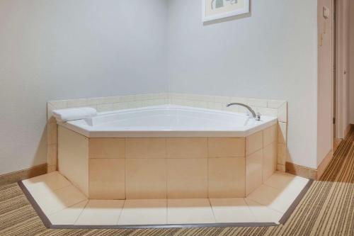 哥伦比亚哥伦比亚江山旅馆的带浴缸的浴室,铺有瓷砖地板